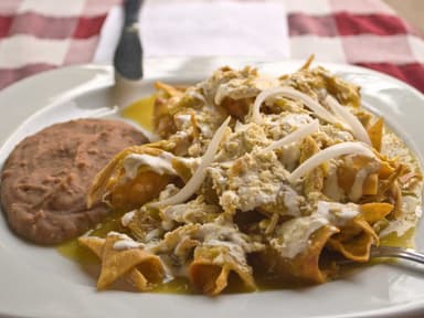 Chilaquiles con Pollo y Queso Gratinado