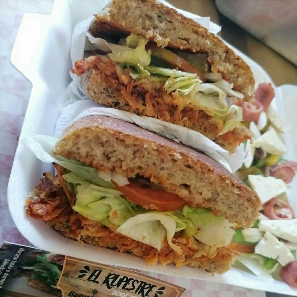 Lomo Adobado y Queso con Pan Vegano