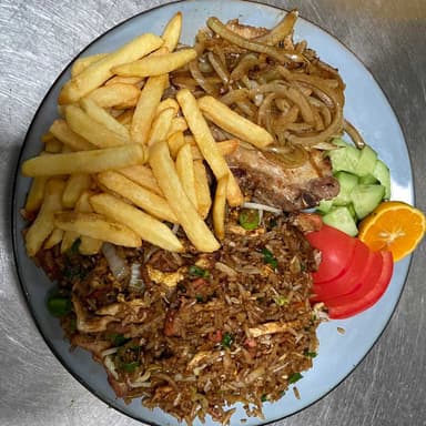 Cantonés con Chuleta Encebollada