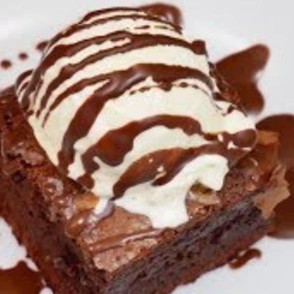 BROWNIE CON HELADO