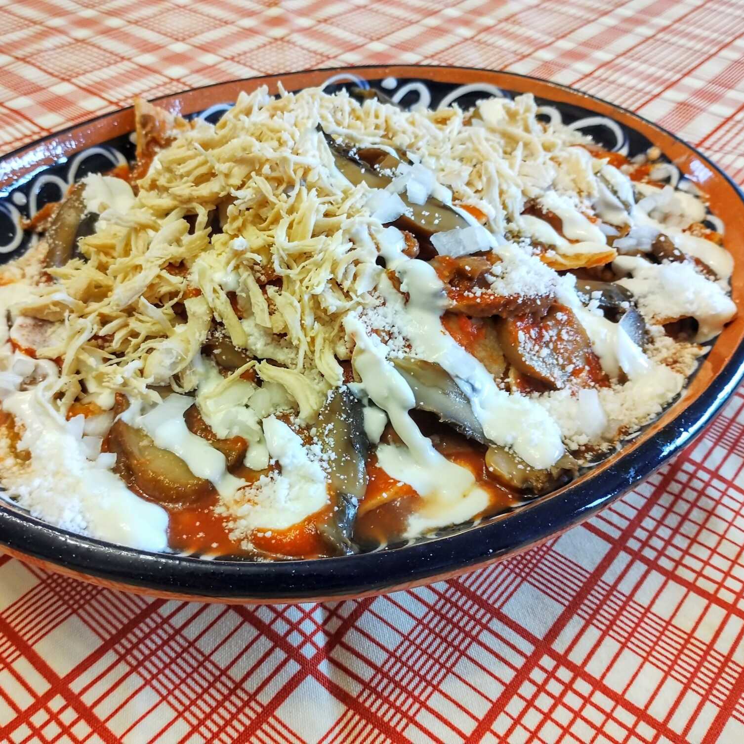 Champilaquiles Rojos con Pollo