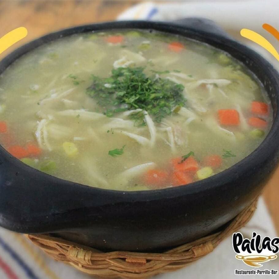 Media sopa de pollo campesina.