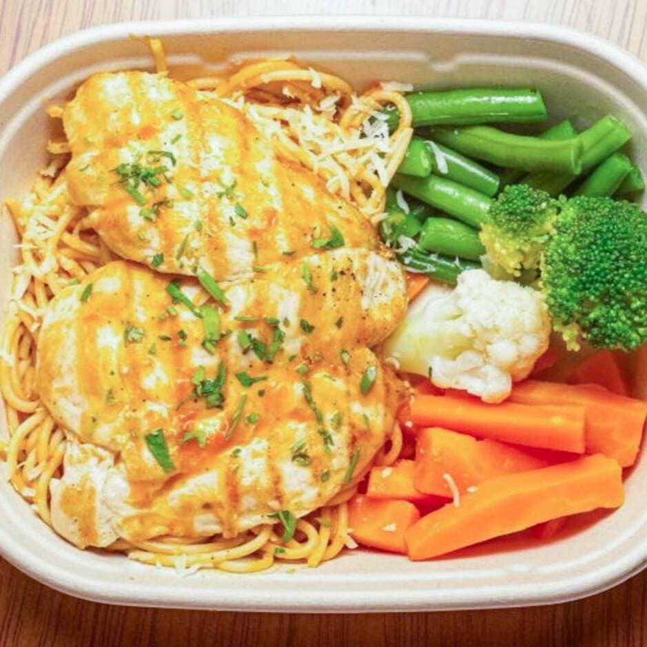 Tallarines Rojos con Pollo a la Plancha