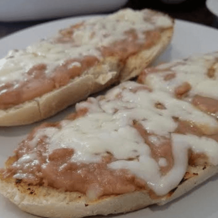 Mollete Salado Frijoles y Queso