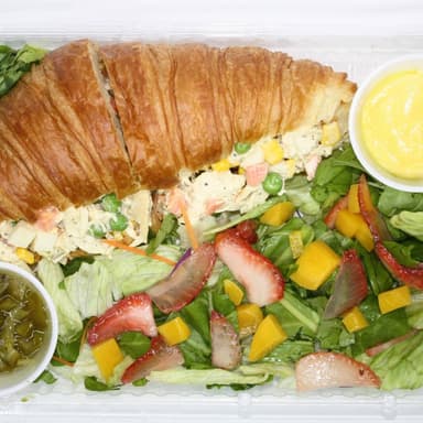 Croissant Relleno de Ensalada Rusa de Verduras
