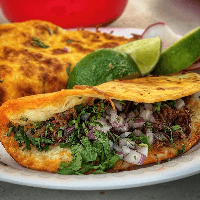 Quesadilla de Maíz con Asada + Agua