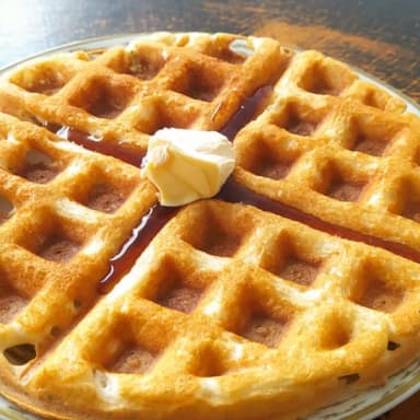 Waffle Con Mantequilla y Miel de Maple