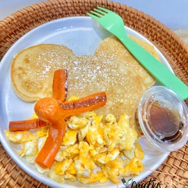 Hot cakes Mickey + huevito + pulpito de salchicha
