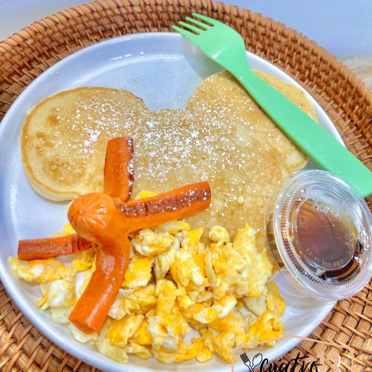 Hot cakes Mickey + huevito + pulpito de salchicha