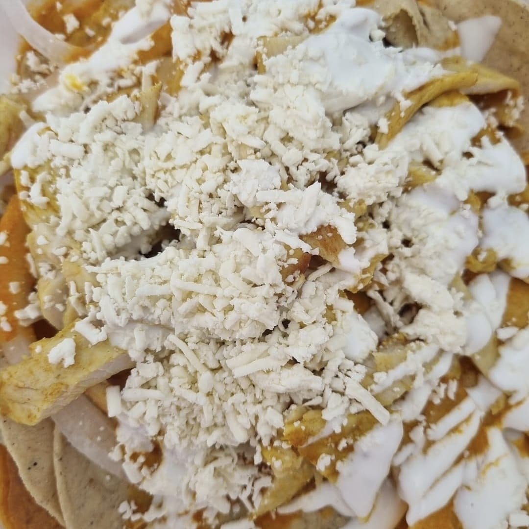 CHILAQUILES VERDES CON POLLO