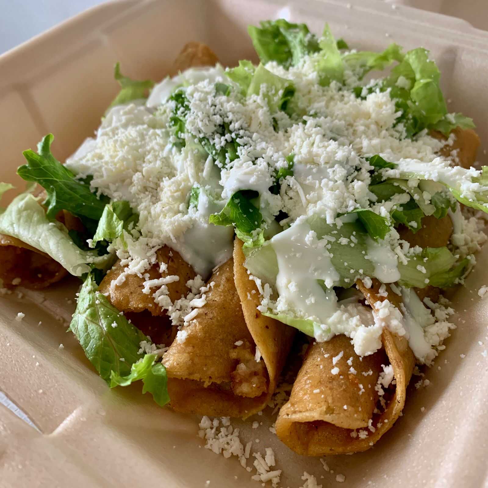 Tacos dorados de frijol con queso manchego