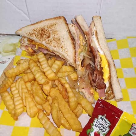 Sándwich Club con Papas