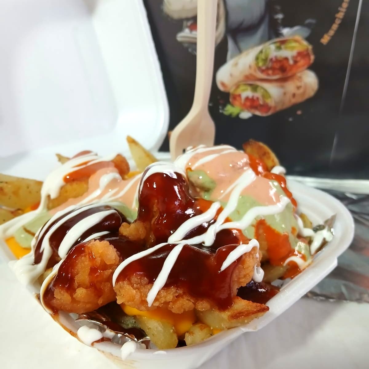 BONELESS CON PAPAS.