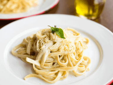 Fettuccine Quattro Formaggi + Focaccia de Cortesía