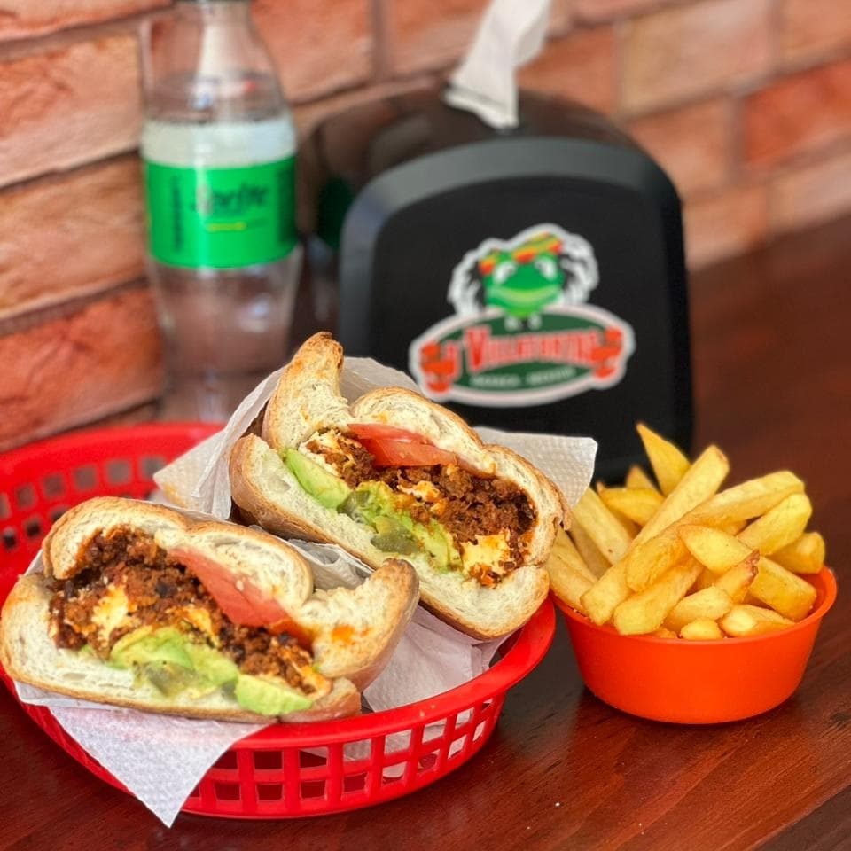Choriqueso en combo+ papas a la francesa y bebida.