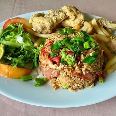 Arroz cantonés con alitas pollo fritas