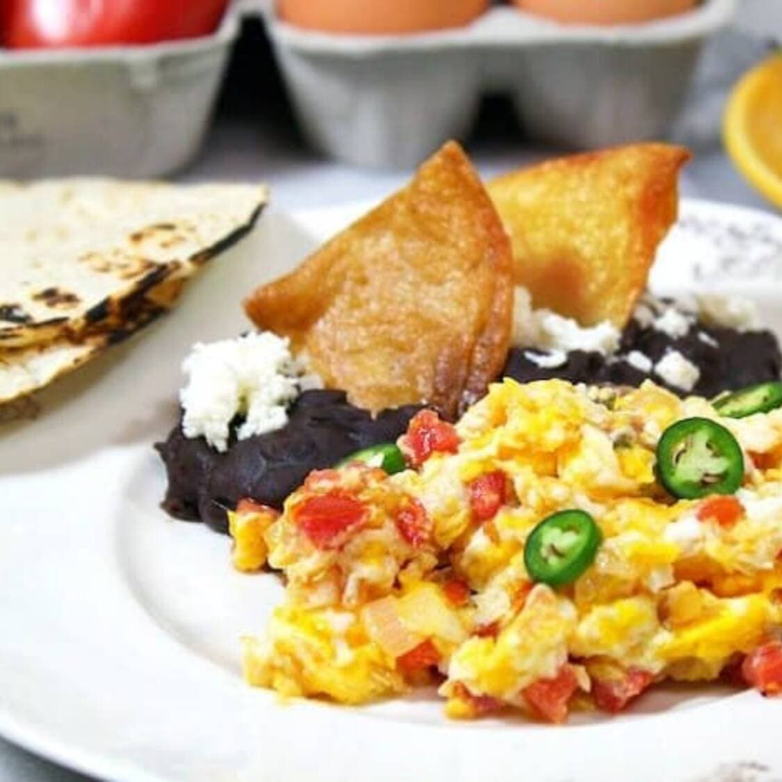 Huevos a la Mexicana y Acompañamientos