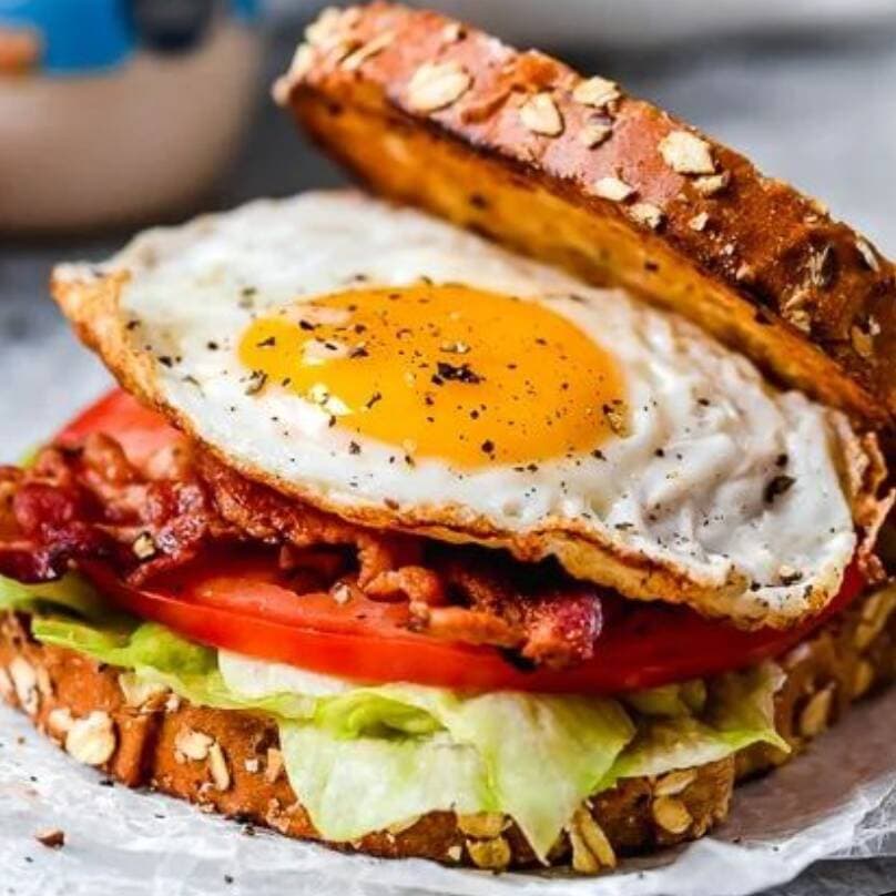 Sandwich huevo y tocino