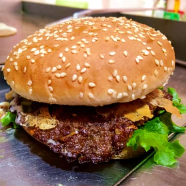 Cheese Burger con Papas a la Francesa