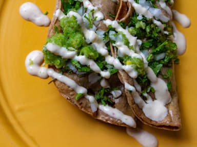 Sesadilla Ravelo´s (chicharrón, carne y queso.)