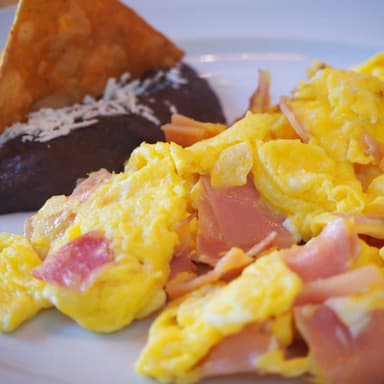 HUEVOS + JUGO
