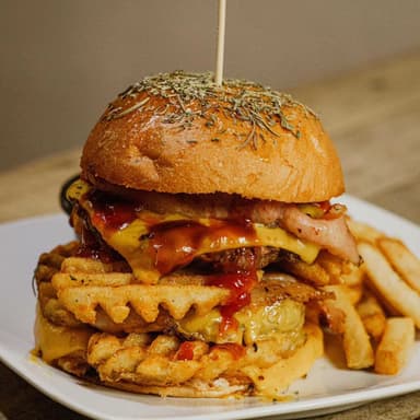 Hamburguesa Deluxe Waffle con Papas