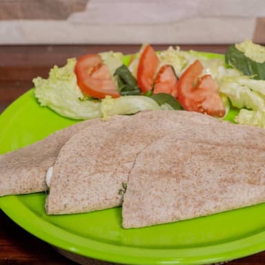 3 Quesadillas Integrales con bebida fresca