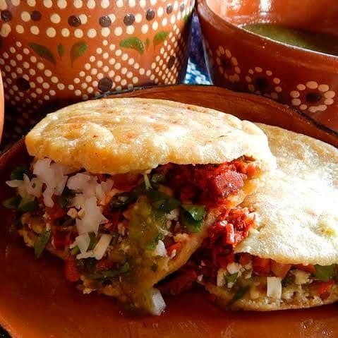 GORDITA DE CHICHARRON AL COMAL