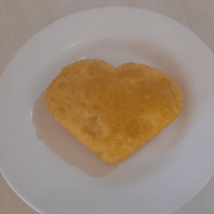 Empanada de pollo, champiñones y queso