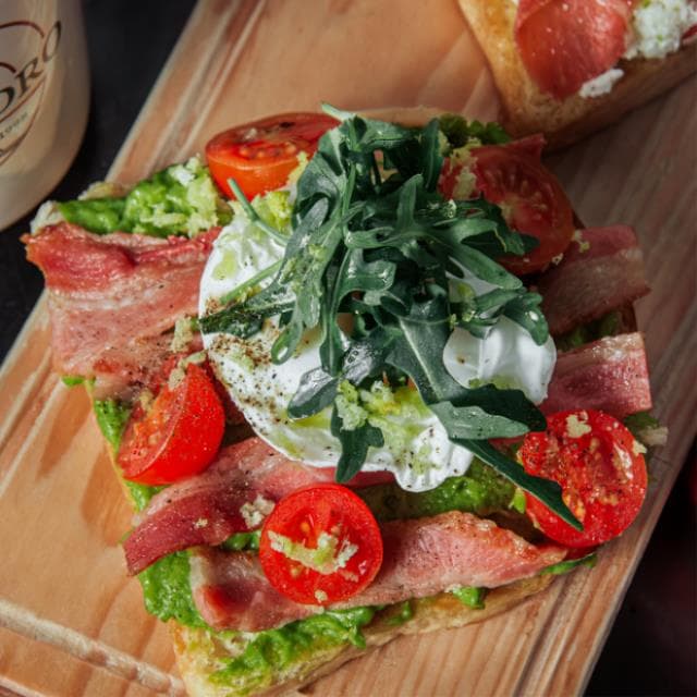 TOAST DE HUEVO Y AGUACATE
