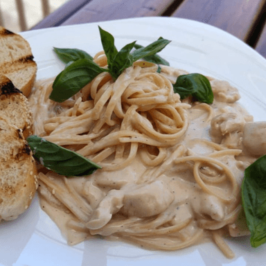 Pasta en salsa blanca con pollo