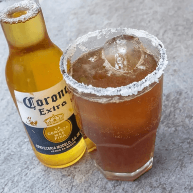 Michelada con Salsas Negras