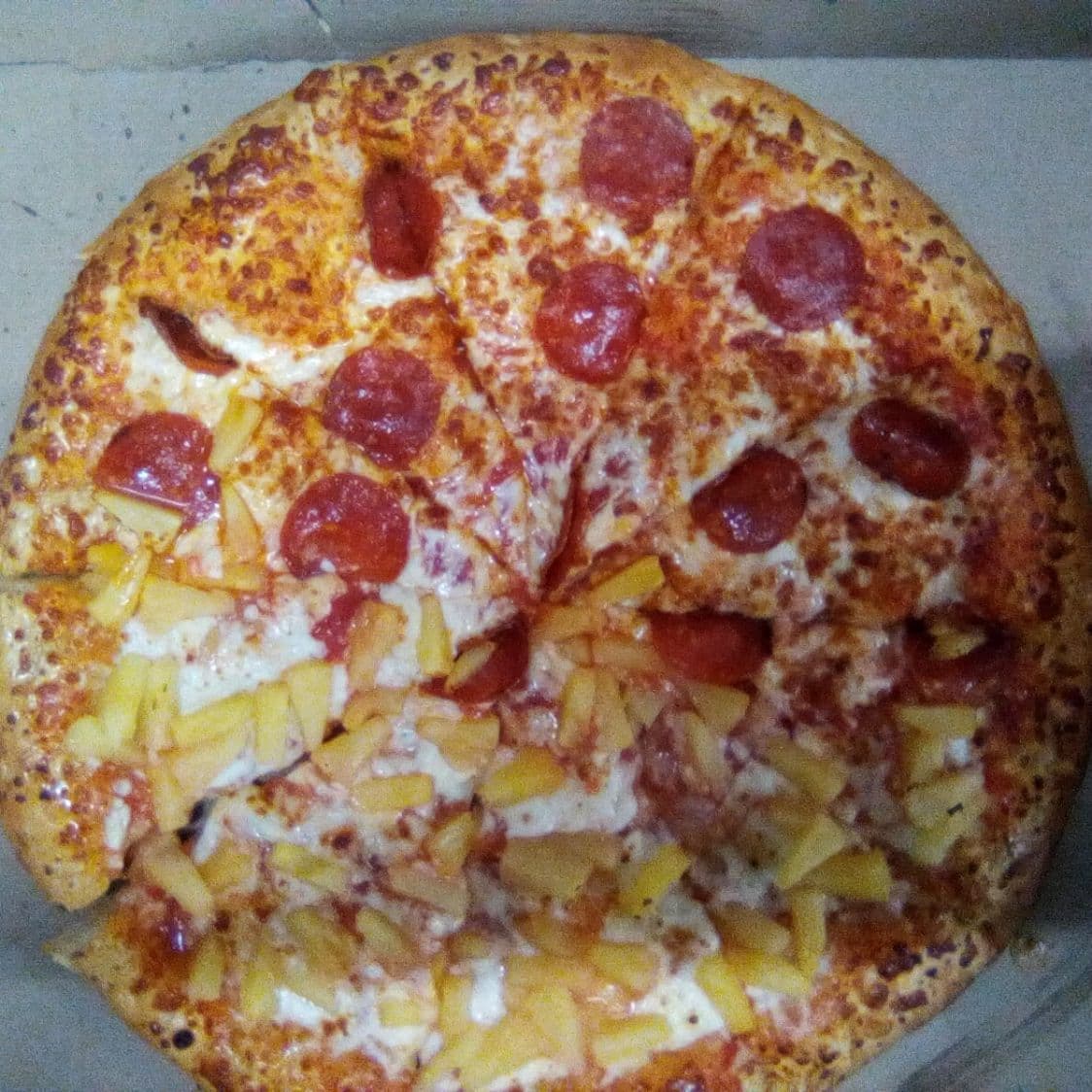Pizza Grande Mitad Peperoni Mitad Piña