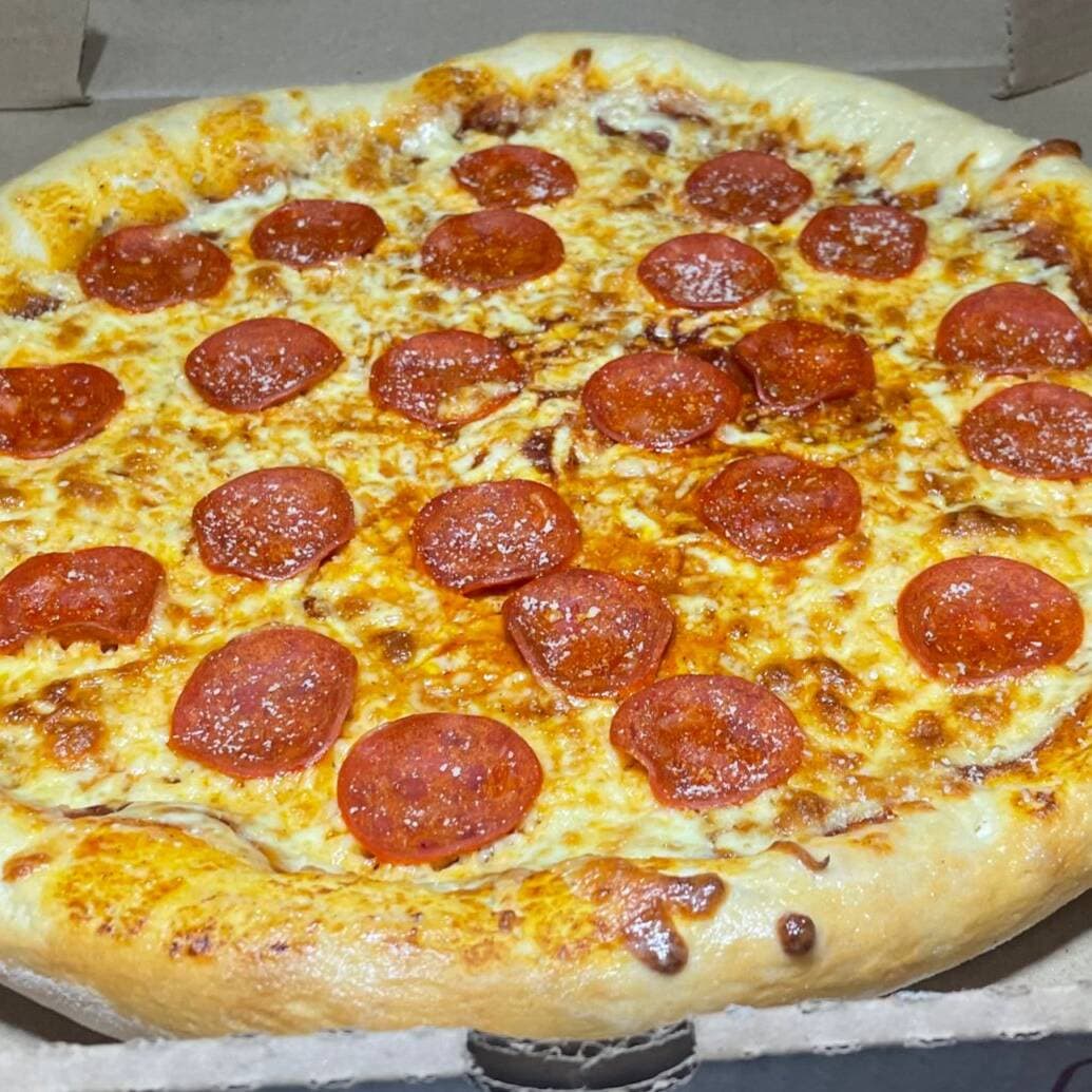 Pizza de Pepperoni con Orilla de Queso