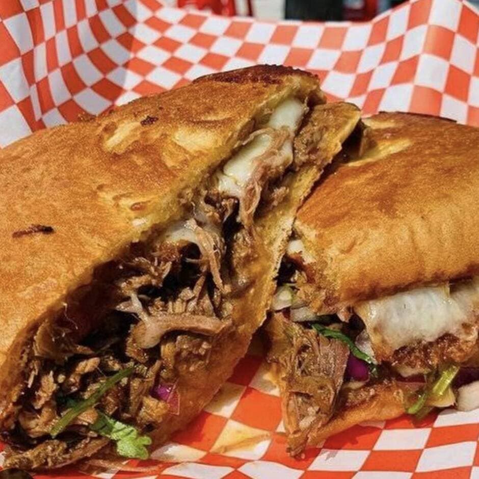 Torta de Birria Con Queso