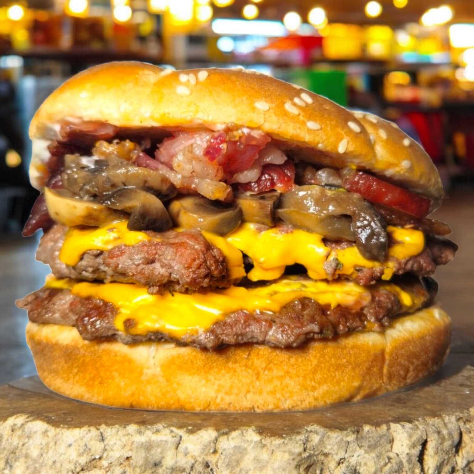 Cheeseburger Doble Con Tocino y Champiñones