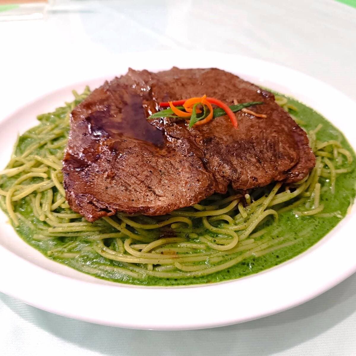 Tallarines Verdes con Bistec