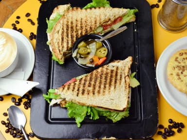 Combo 2: Sándwich de Pollo o Atún + Cappuccino