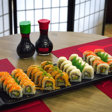 PROMO FAMILIAR 60 BOCADOS DE SUSHI MAS 2 JUGOS HIT