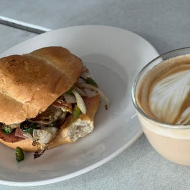 Combo Torta Lokerona y Capuchino