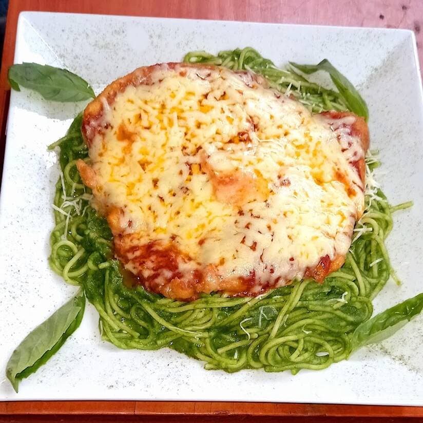 Spaghetti en Salsa Verde Milanesa a la Napolitana