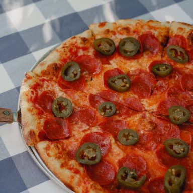 Pizza Pepperoni con Jalapeños