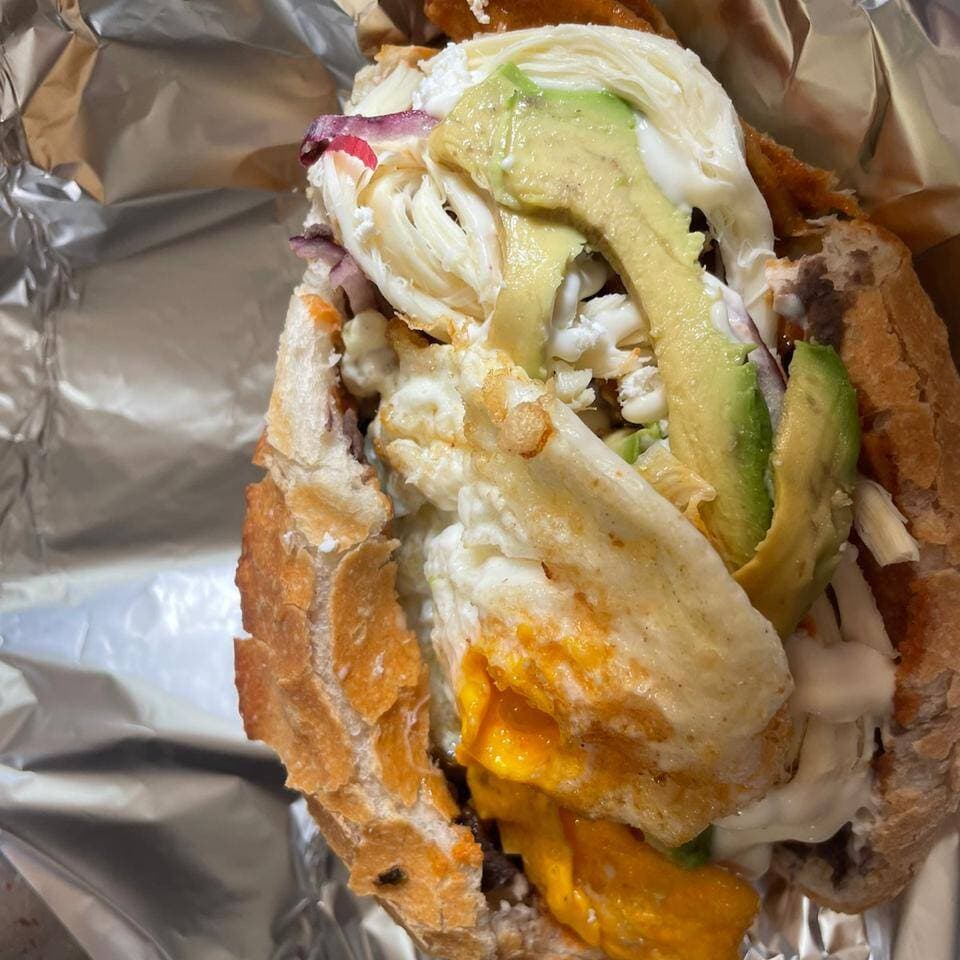TORTA DE CHILAQUILES ROJOS-CON HUEVO