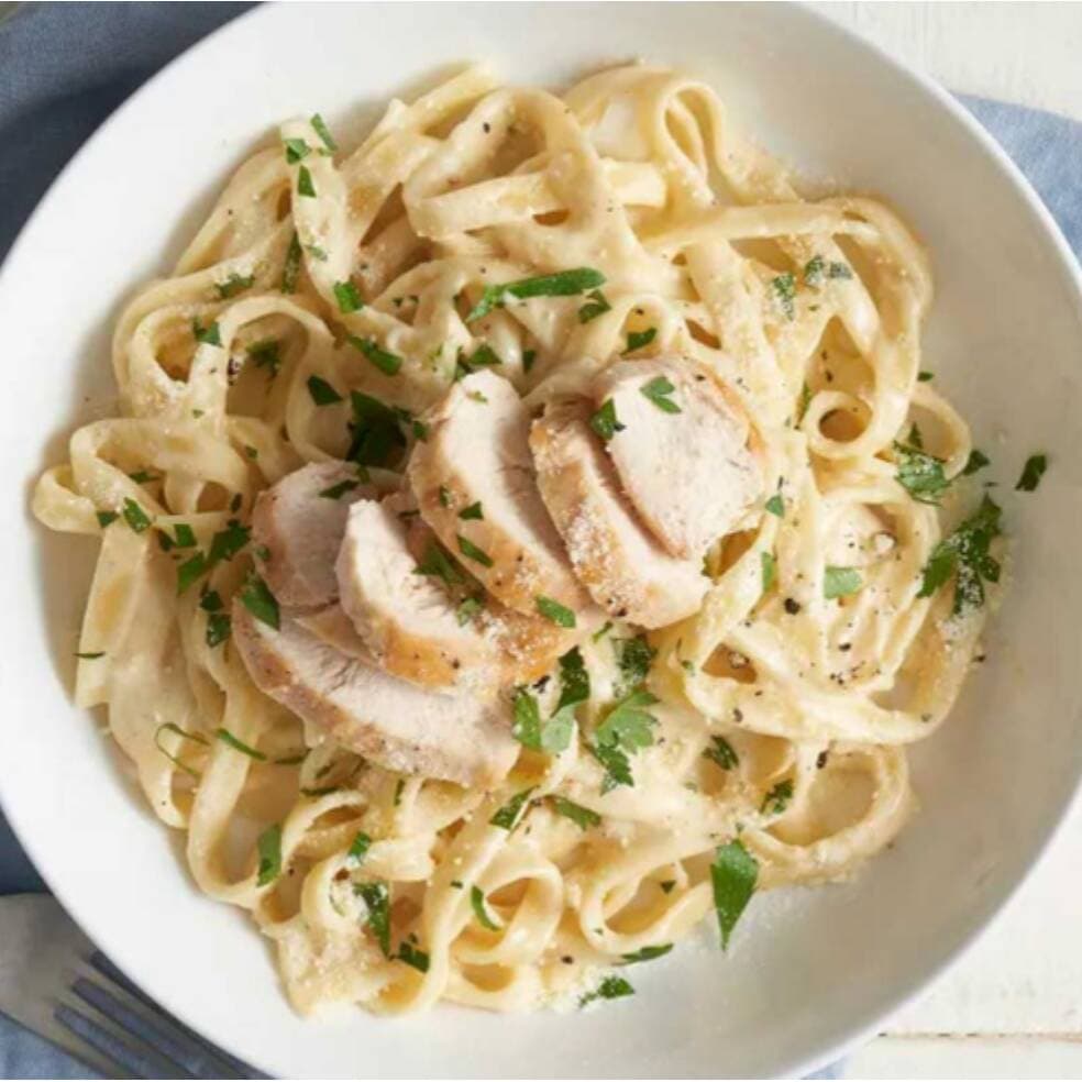 Fetuccini Alfredo de Pechuga de Pollo a la Plancha