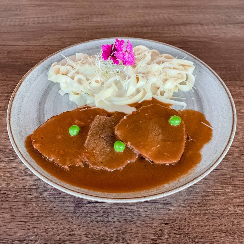 Asado con Fetuccini a la Crema