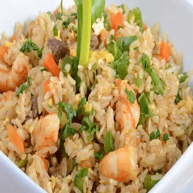 Cama de Arroz Frito con Camarón