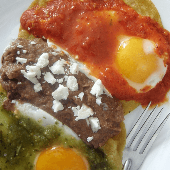 Huevos Divorciados Salsas Roja y verde
