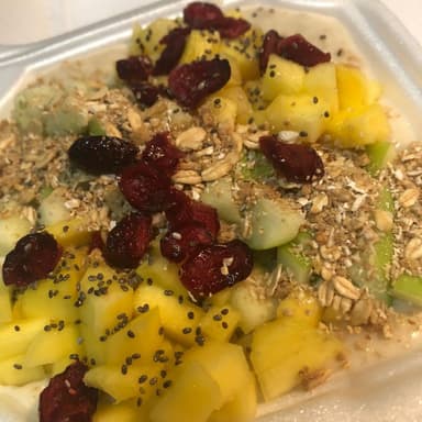 Tazón de Avena Preparada con Fruta de Temporada.
