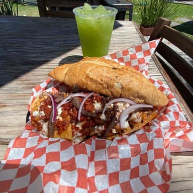 Combo Torta de chilaquiles campechana + gyronada.