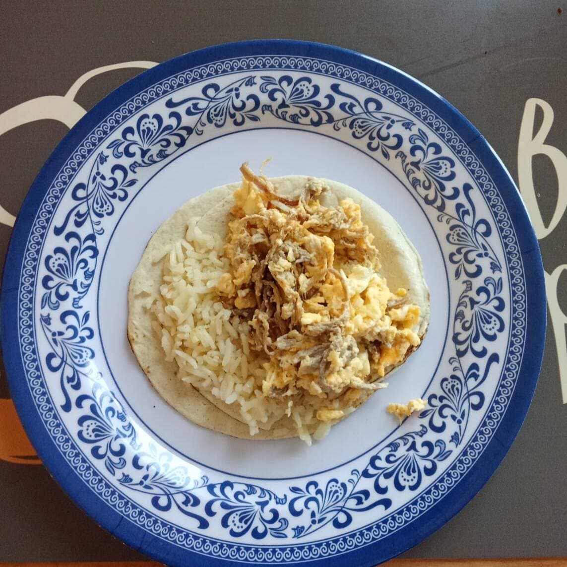 Taco deshebrada con huevo
